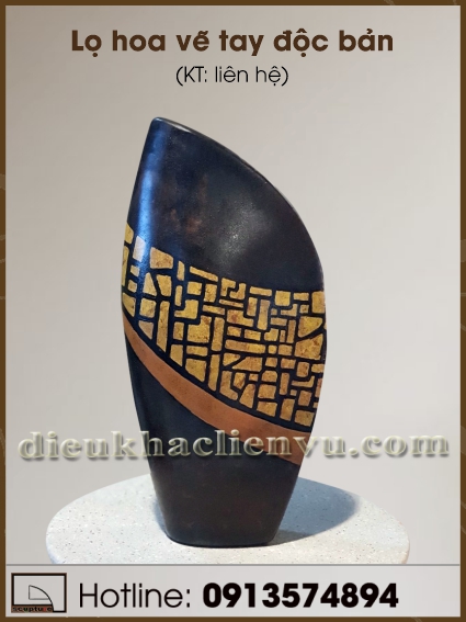 Lọ hoa vẽ tay độc bản